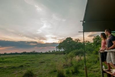 vue sur la plaine depuis la terrasse d'une des safari tent du Sango Camp, Parc national de Moremi, Botswana